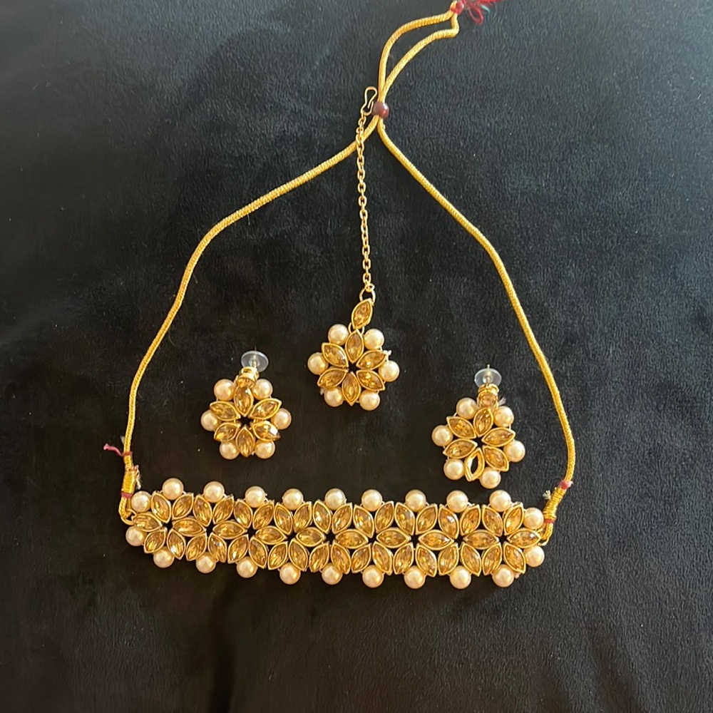 Choker set with tikka